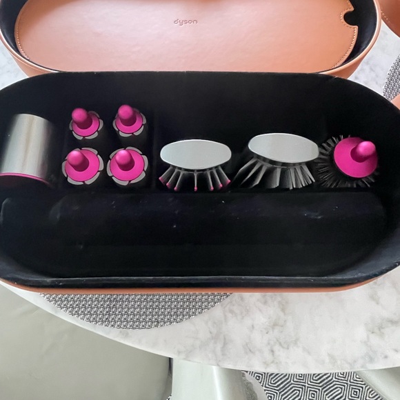 2 DYSON Styling Sets
2 sets of brushes and barrels.
One set has never been used. - Picture 3 of 4